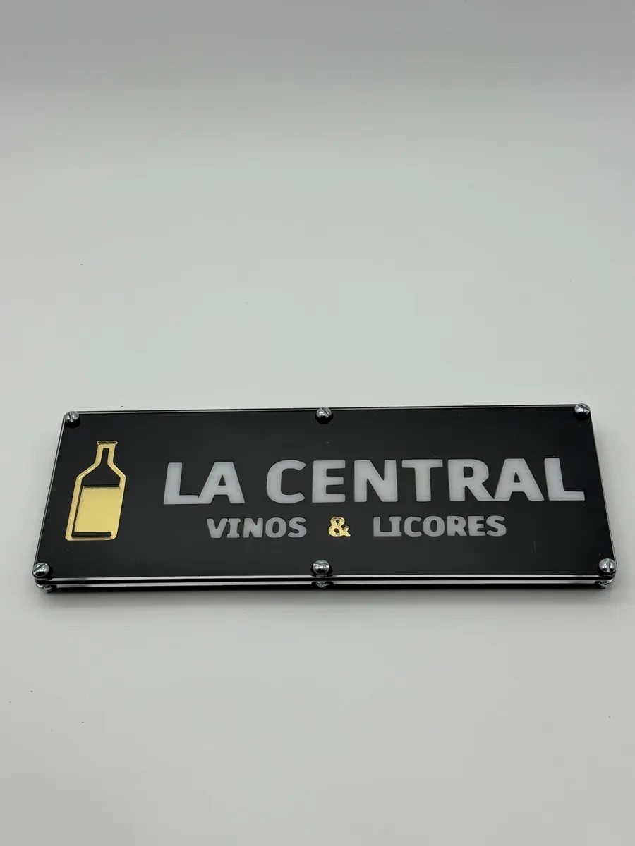 Letrero La Central Vinos & Licores en acrílico negro y dorado