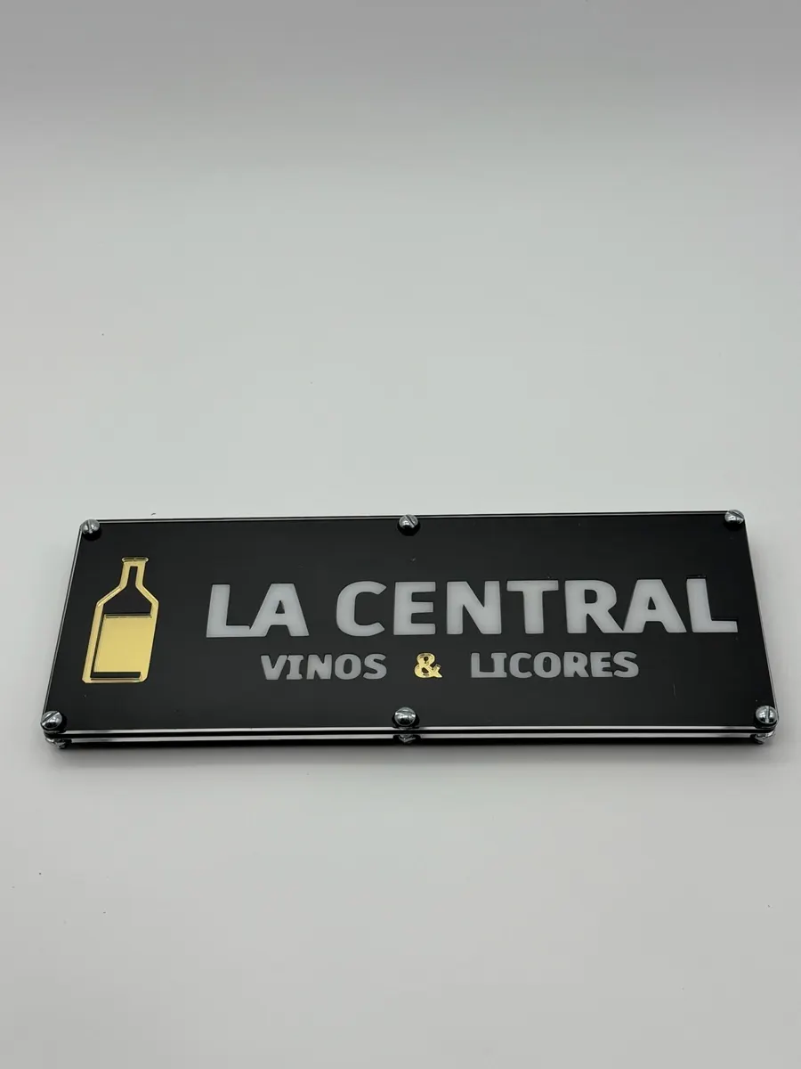 Letrero La Central Vinos & Licores en acrílico negro y dorado